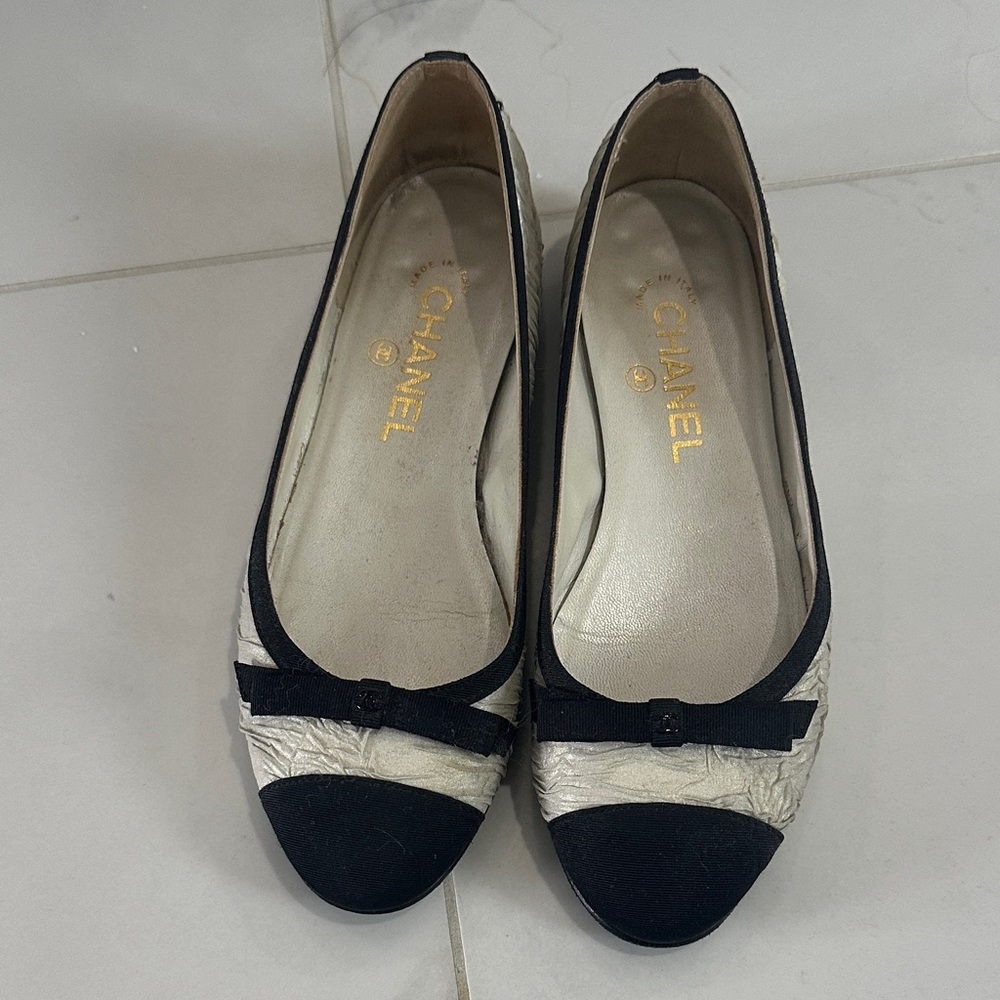 CHANEL Black and Cream Bow Flats